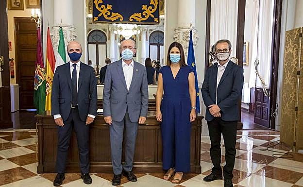 Imagen principal - Firma de renovación de convenio con Atresmedia: Ignacio Corrales, Francisco de la Torre, Noelia Losada y Juan Antonio Vigar en el salón de los espejos del Ayuntamiento de Málaga. Presentación de los cortometrajes en la sección 'Animazine'.Presentación de 'Trenes que van al mar' en el Cine Albéniz (2020), con la presencia de Manuel Álvarez-Diestro