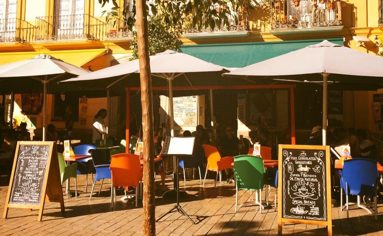La terraza de Café con Libros invita a sentarse, aunque su gran encanto está en el interior.