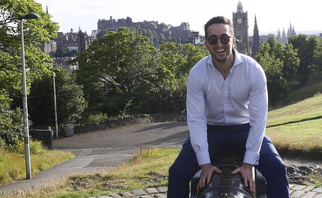 Daniel González posa en Edimburgo, la ciudad donde reside actualmente.