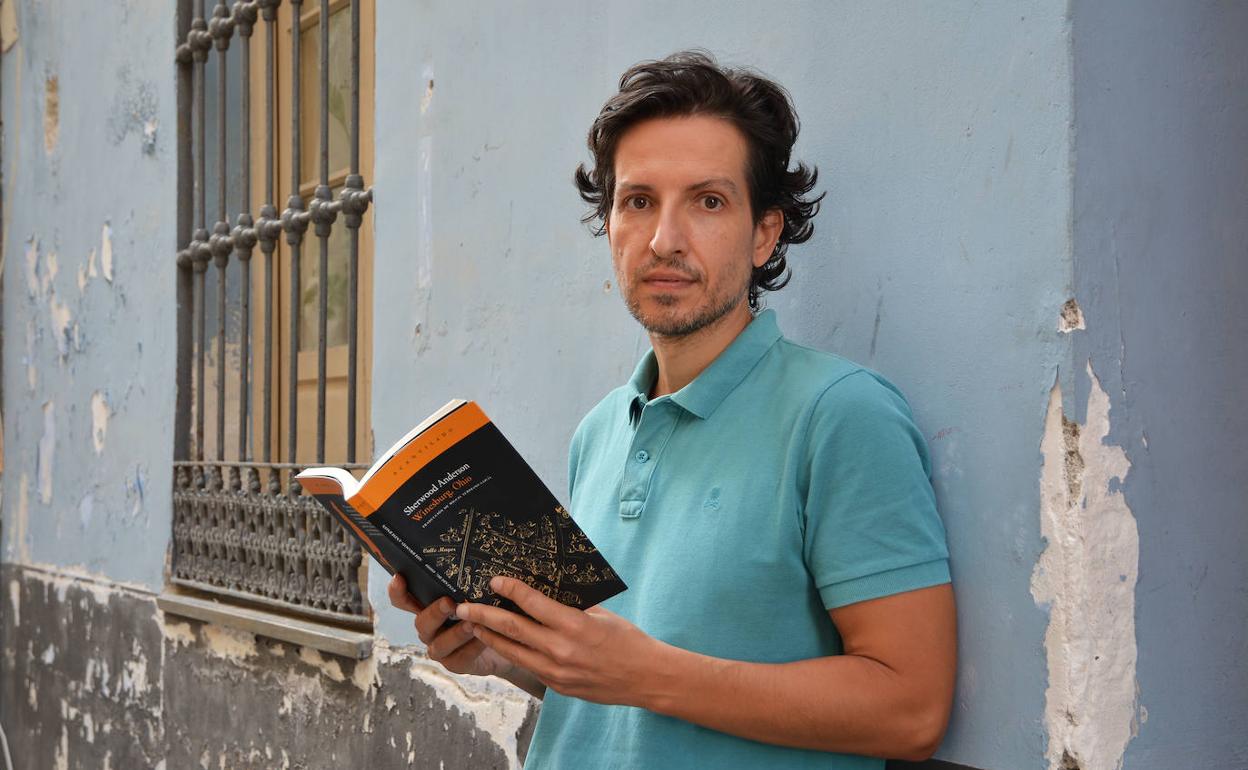 Miguel Ángel Oeste posa con 'Winesburg, Ohio' en el Centro de Málaga.