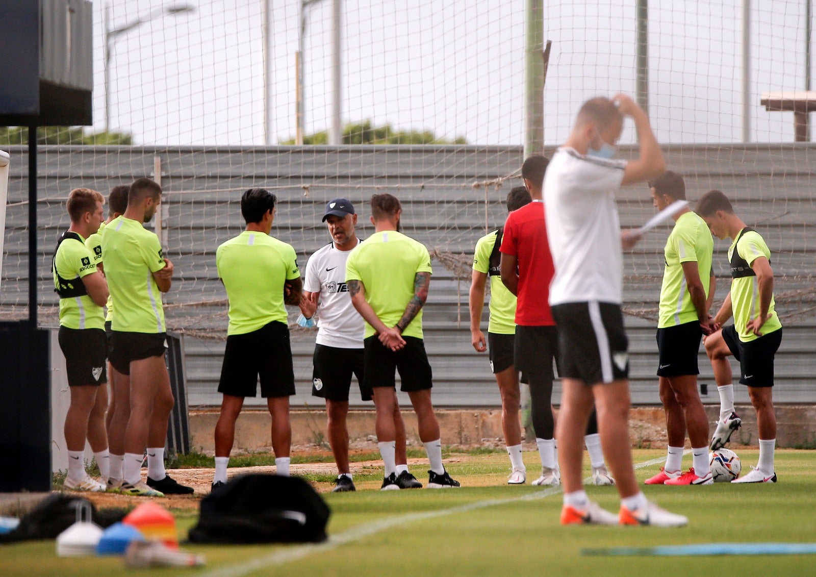 El técnico malaguista se reunió durante más de veinte minutos con los jugadores afectados por el procedimiento de despido colectivo emprendido en el club.