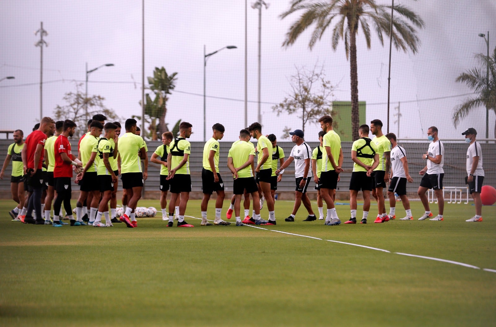 El técnico malaguista se reunió durante más de veinte minutos con los jugadores afectados por el procedimiento de despido colectivo emprendido en el club.