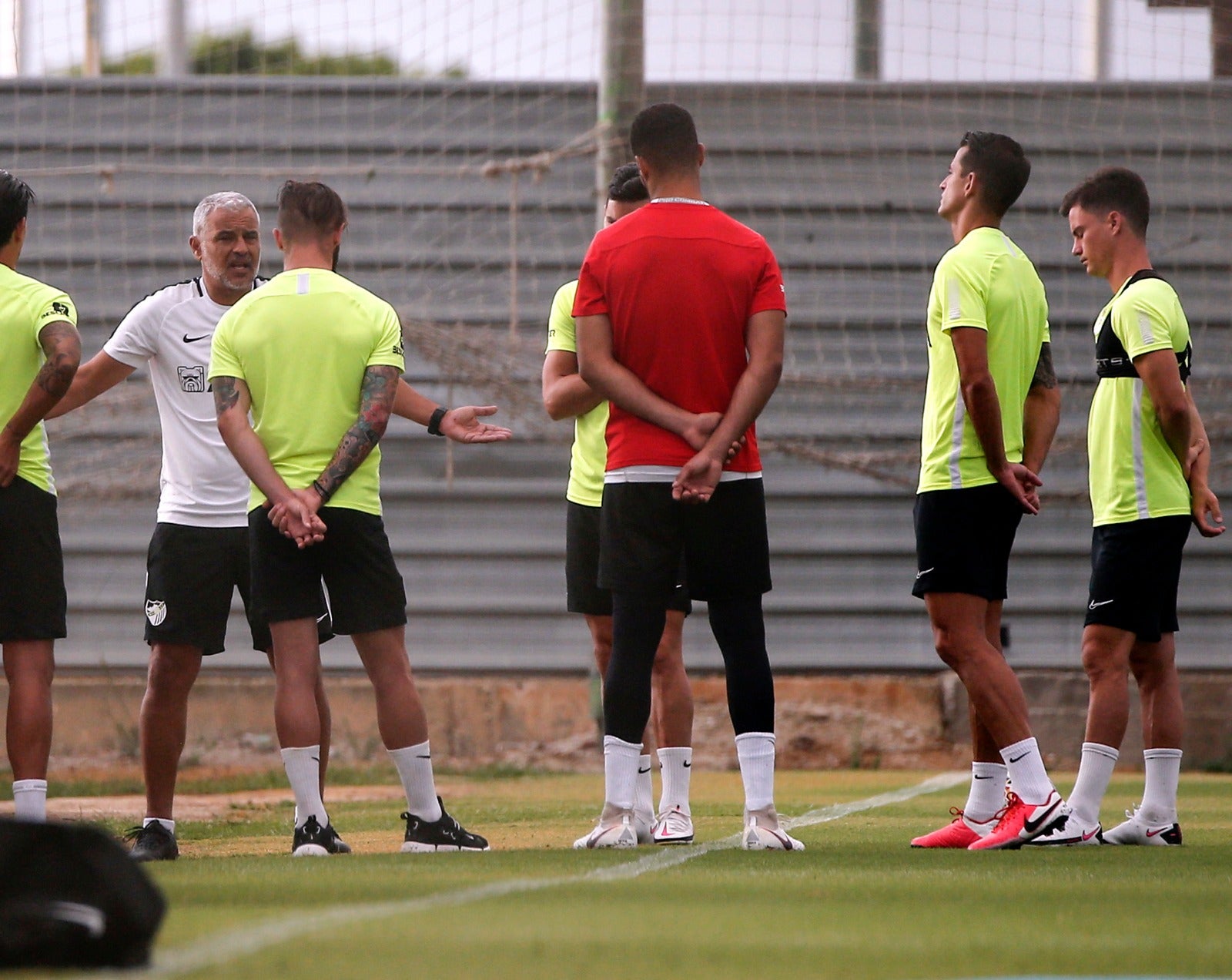 El técnico malaguista se reunió durante más de veinte minutos con los jugadores afectados por el procedimiento de despido colectivo emprendido en el club.