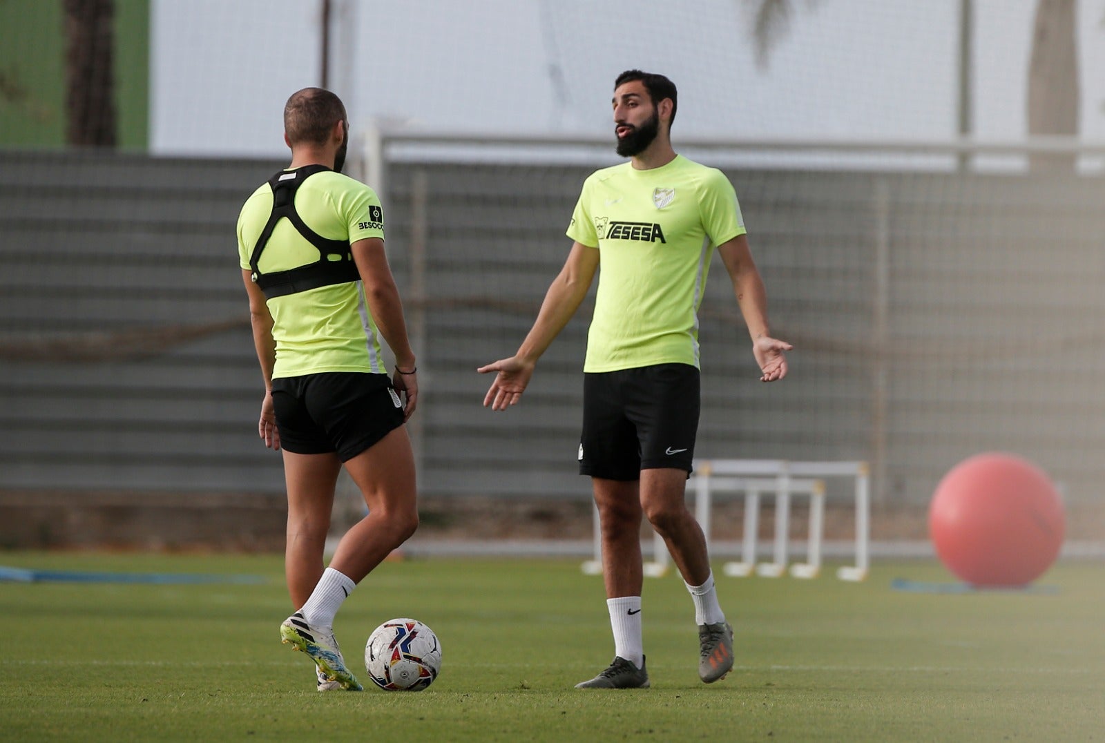 El técnico malaguista se reunió durante más de veinte minutos con los jugadores afectados por el procedimiento de despido colectivo emprendido en el club.