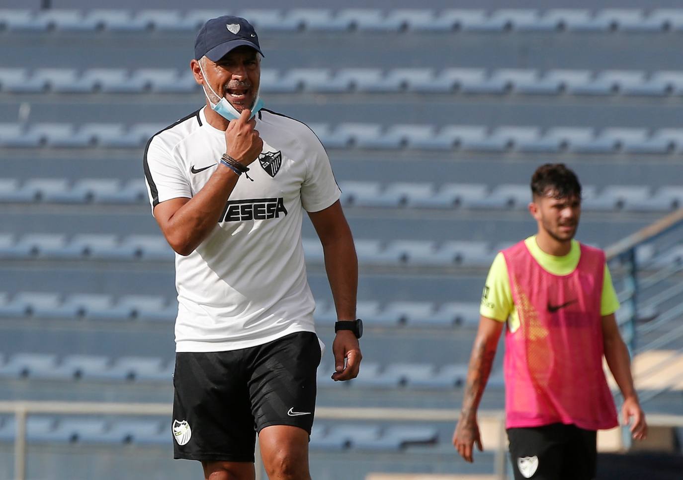 El técnico malaguista se reunió durante más de veinte minutos con los jugadores afectados por el procedimiento de despido colectivo emprendido en el club.