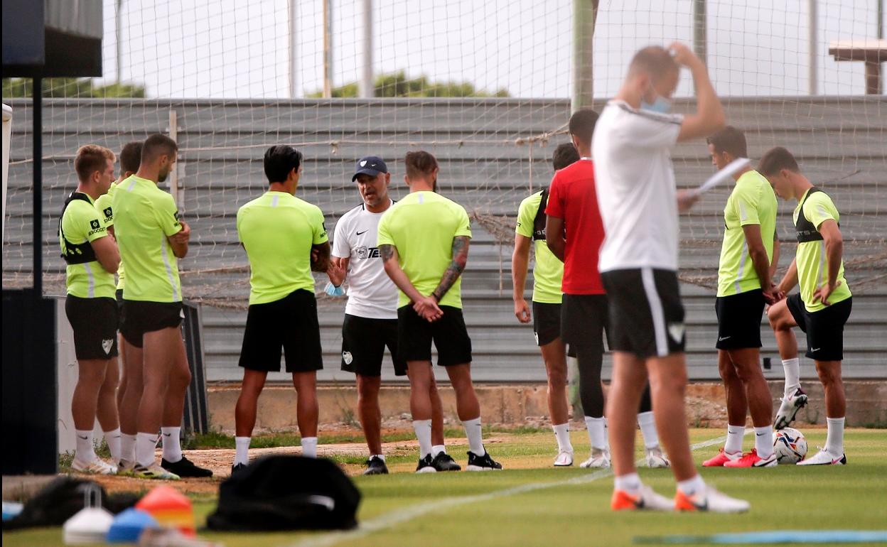 El grupo de jugadores afectados por el ERE, en coro en torno al técnico Pellicer. 