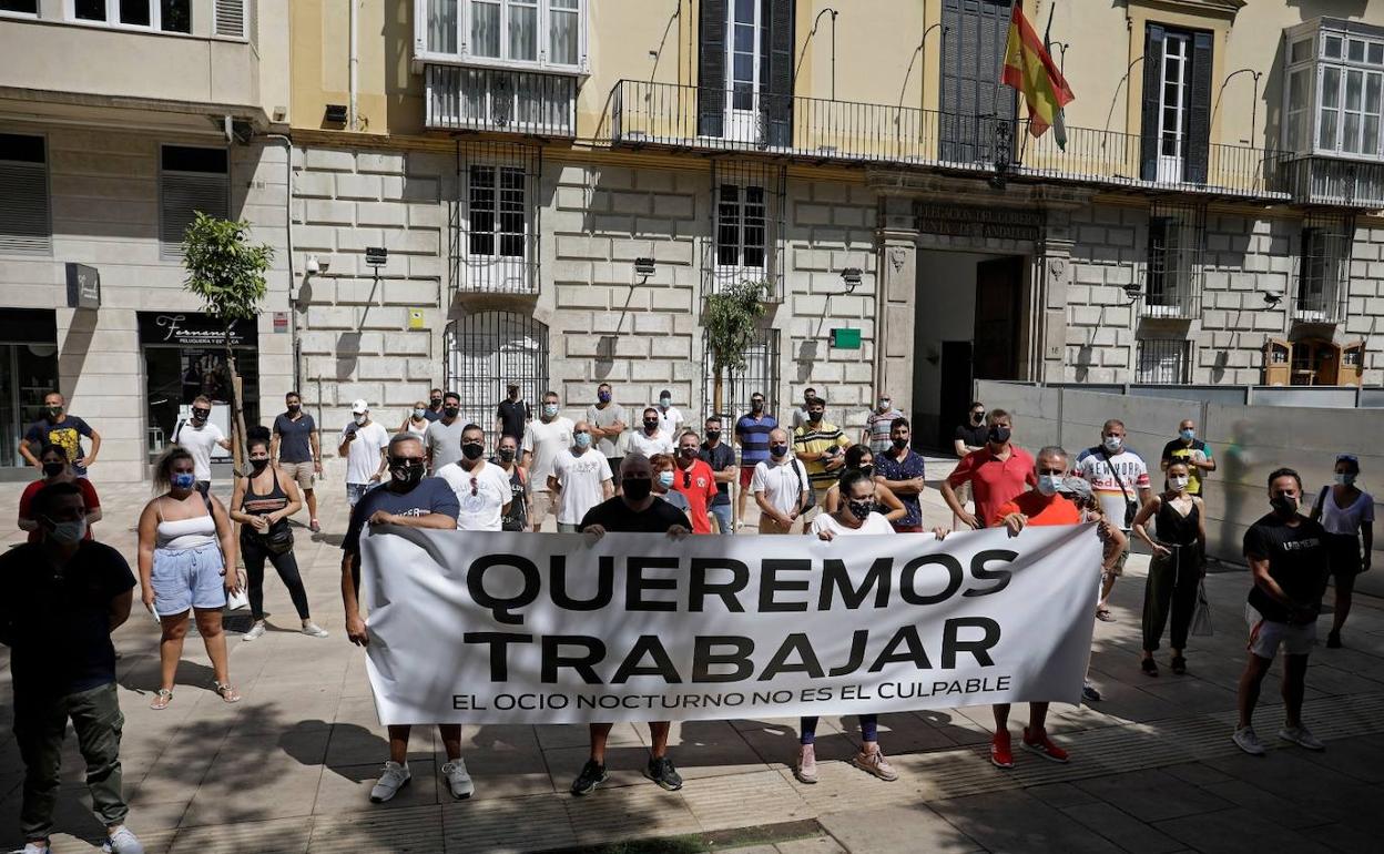 Los manifestantes, esta mañana a las puertas de la Delegación del Gobierno de la Junta en Málaga