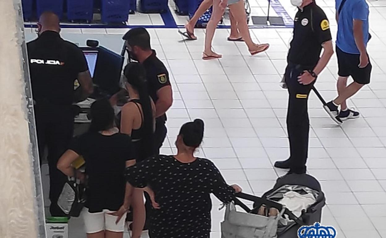 Los policías nacionales confirman el hurto en presencia de las tres detenidas. 