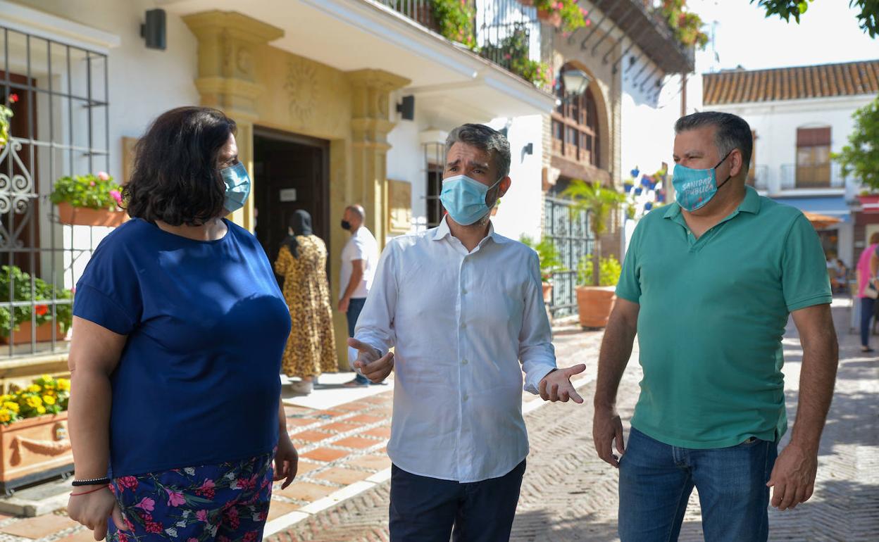 José Bernal, en el centro, junto a compañeros de partido en la plaza de Los Naranjos 