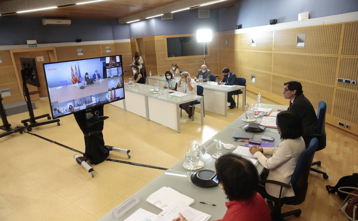 Los ministros de Educación y Sanidad, durante la reunión de hoy con los consejeros. 