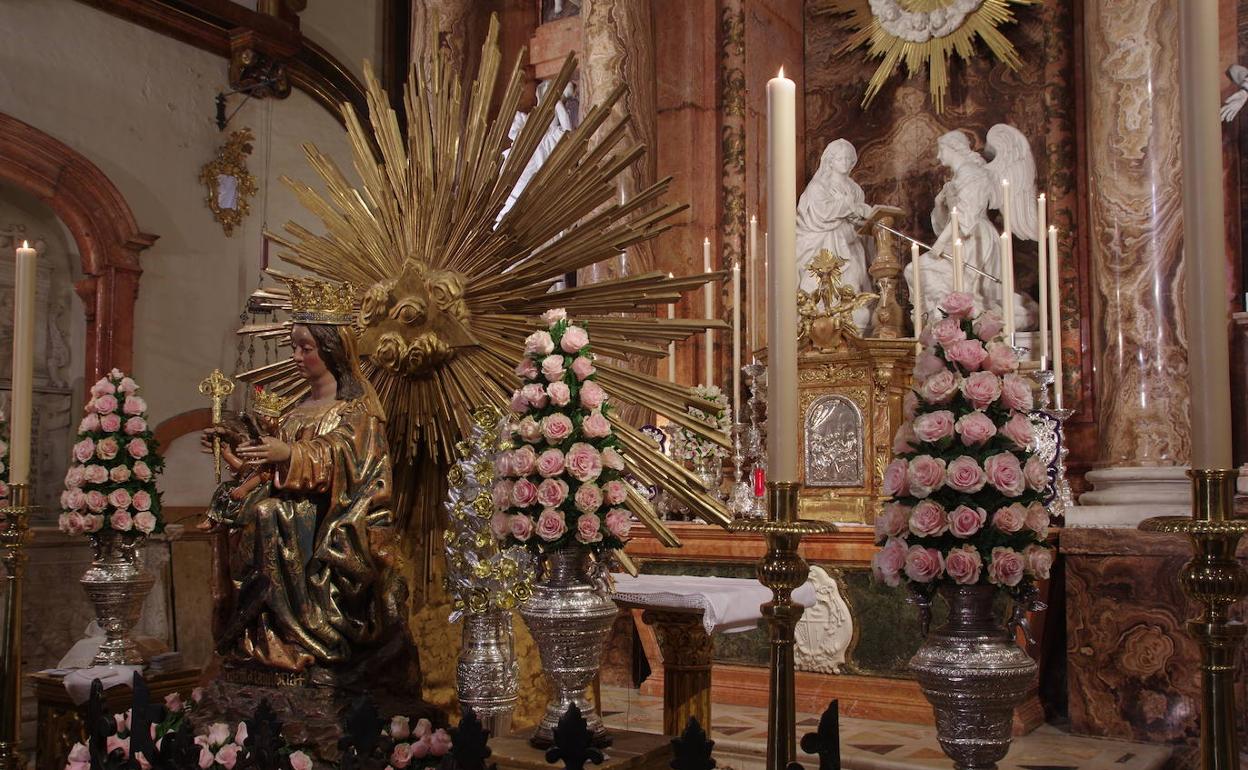 La Virgen de la Victoria, cuando fue expuesta en besamanos de forma extraordinaria en la Catedral en 2018. 