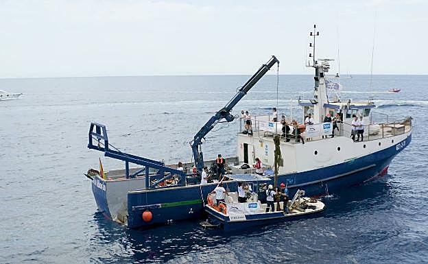El barco Promaris Uno ayuda a desalojar los residuos que los buceadores encuentran. 