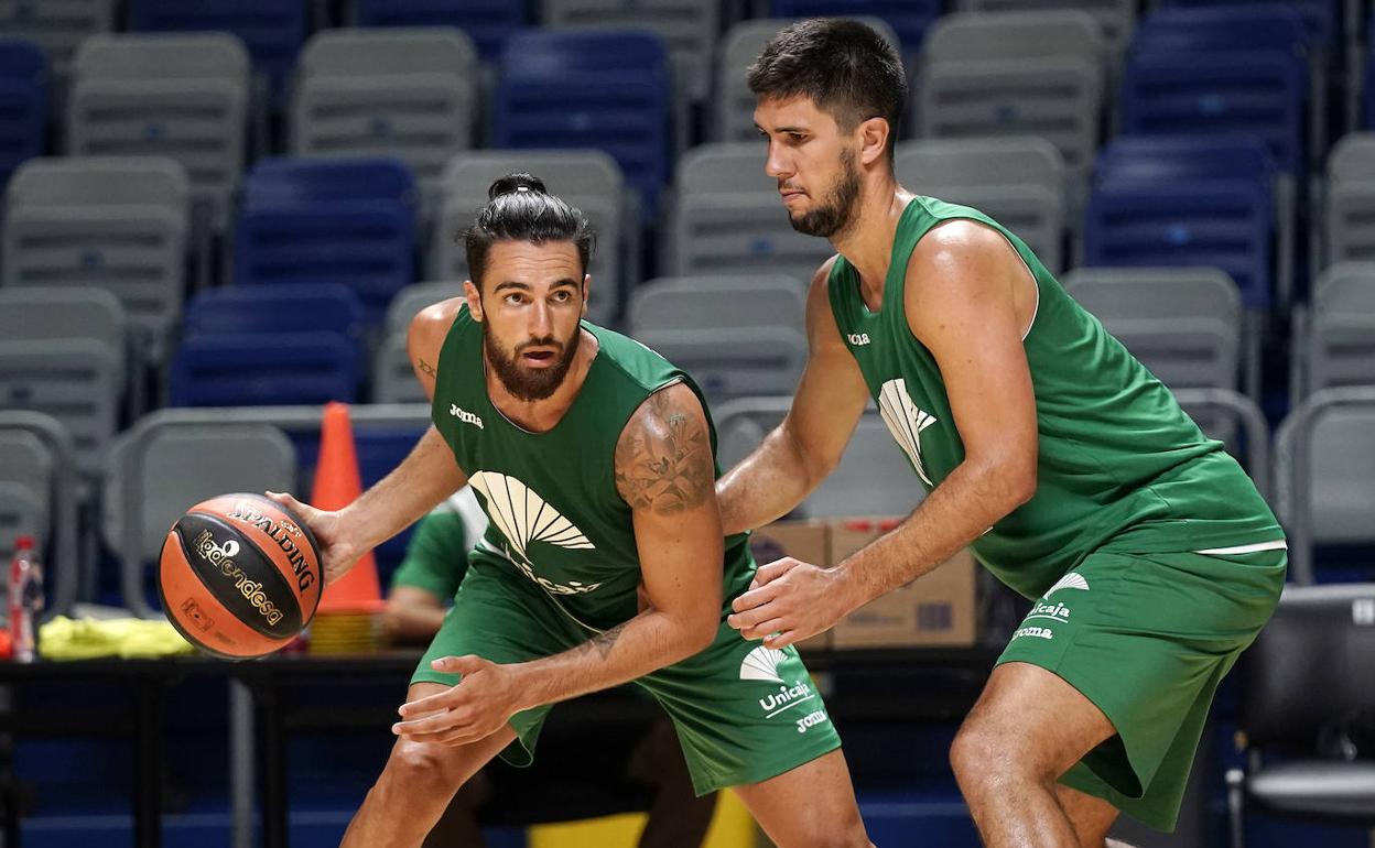 Francis Alonso, defendido por Bouteille, en un entrenamiento del equipo en el Carpena. 