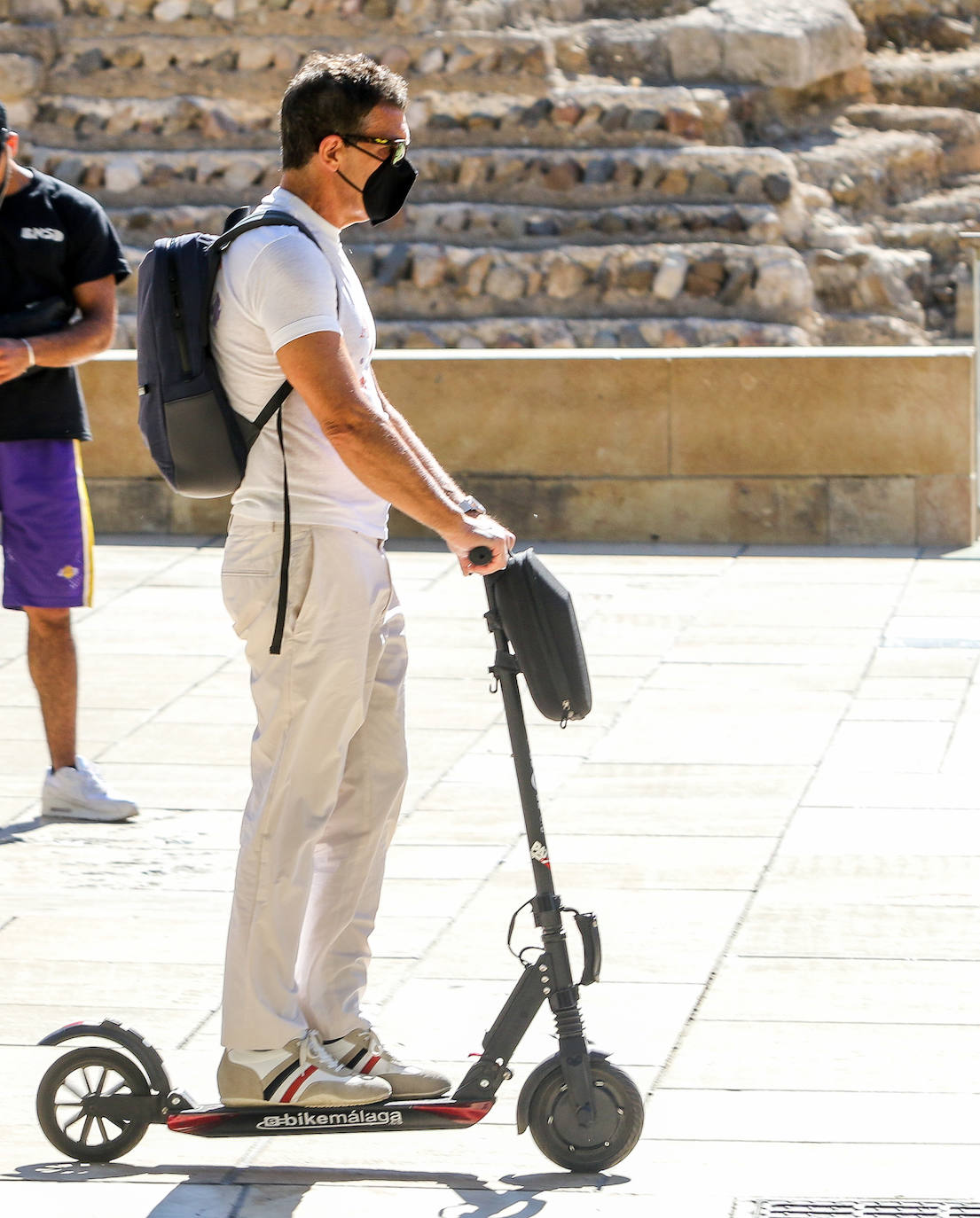 Fotos: Antonio Banderas, en patinete por el Centro de Málaga tras superar el coronavirus