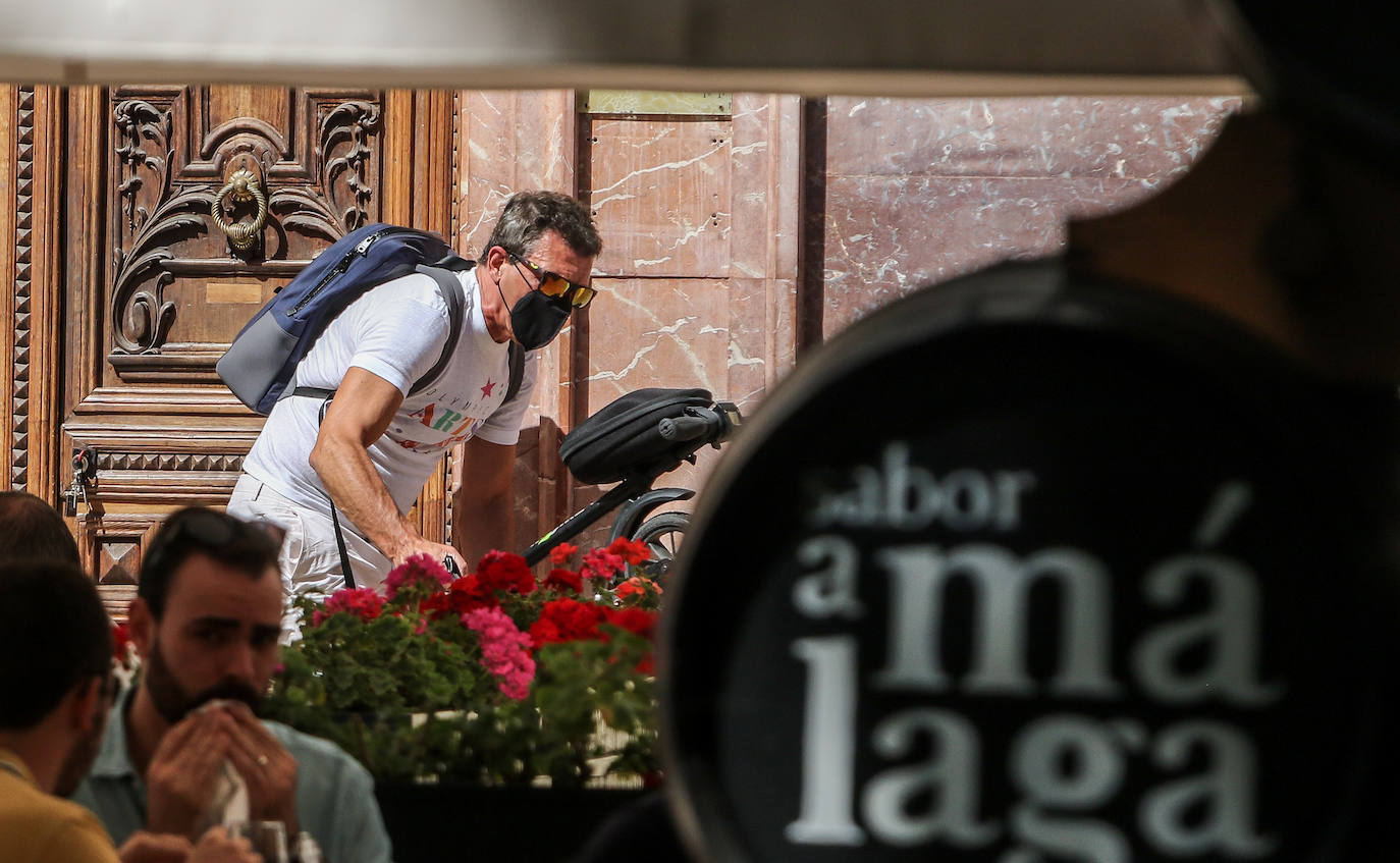 Fotos: Antonio Banderas, en patinete por el Centro de Málaga tras superar el coronavirus