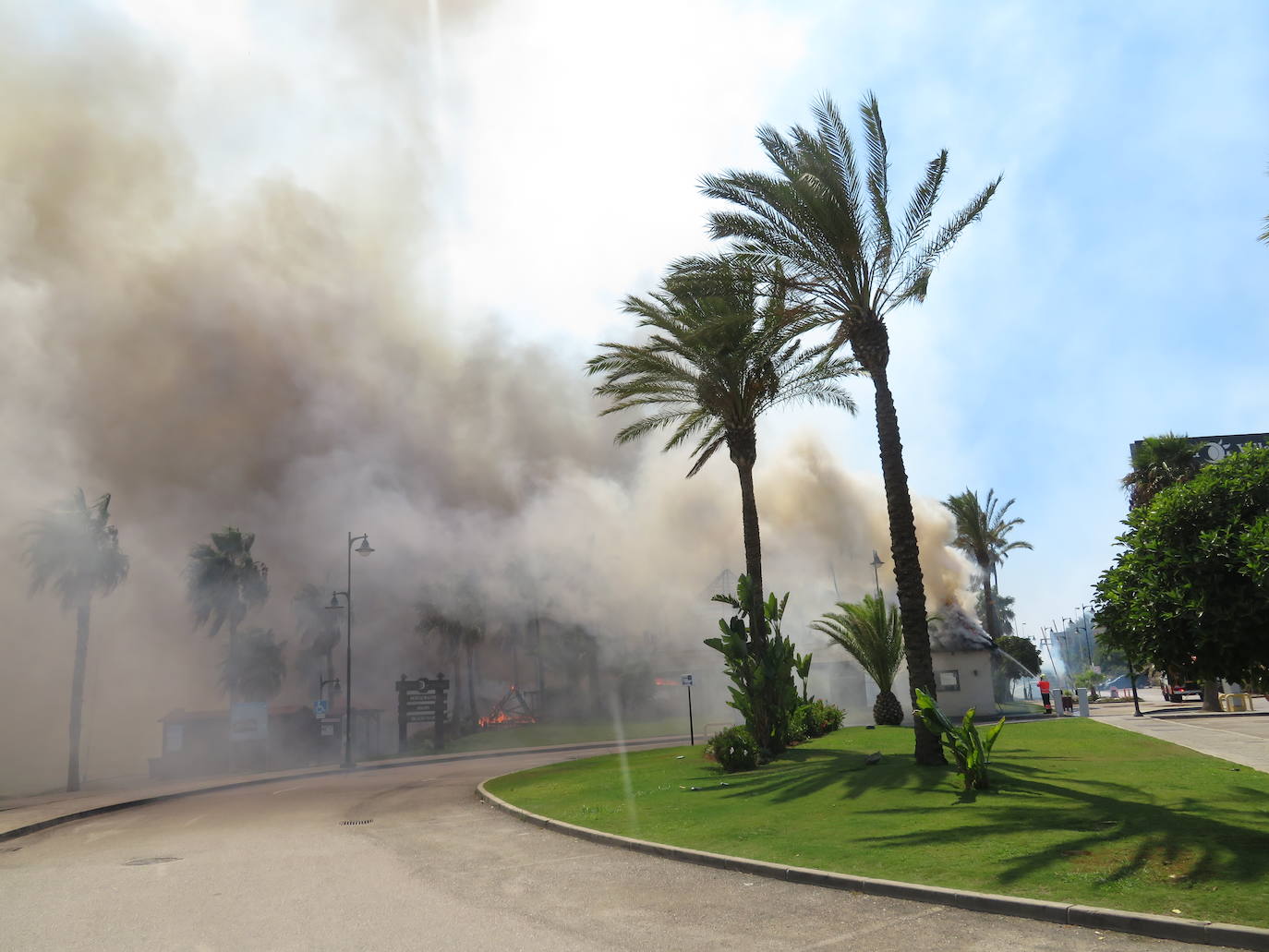 Efectivos del Plan Infoca y del Consorcio Provincial de Bomberos trabajan en la zona