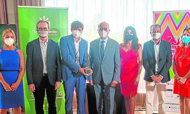 Imagen principal - Foto de familia en la entrega del premio 'Talento Andaluz' por RTVA en el AC Málaga Palacio. Sobre estas líneas, el malagueño Salva Reina con su galardón y rueda de prensa con motivo de la entrega del premio Ricardo Franco-Academia de Cine.