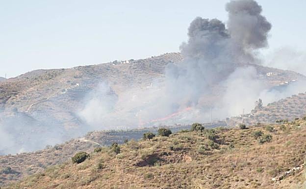 Imagen principal - Estabilizado el incendio forestal en Moclinejo