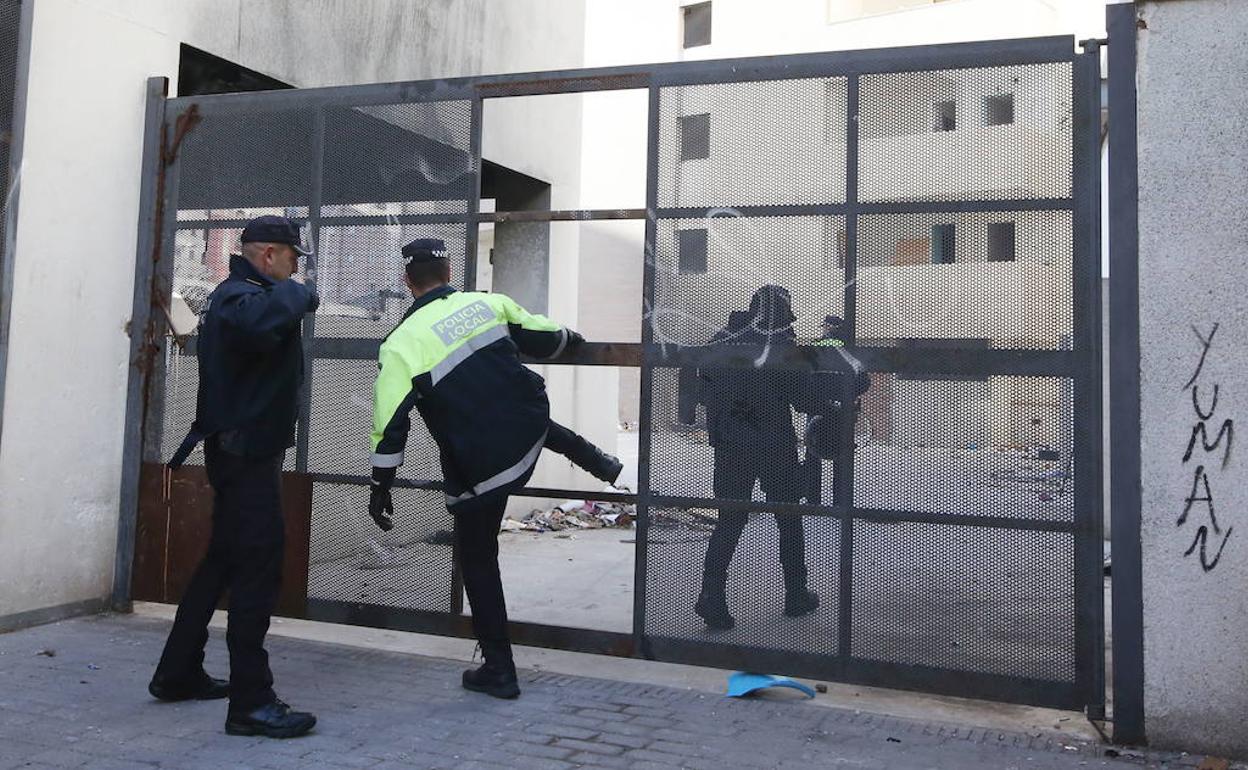 Policías intervienen en un edificio okupado. 