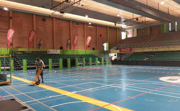 La pista del pabellón El Limón, ultimando los detalles ayer. 