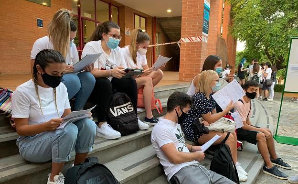 Estudiantes, durante los éxamenes de EBAU en Málaga en junio. 