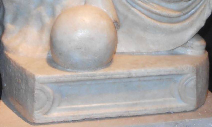 Esfera sobre la base de la estatua de Urania en la sala XXI del MAN.