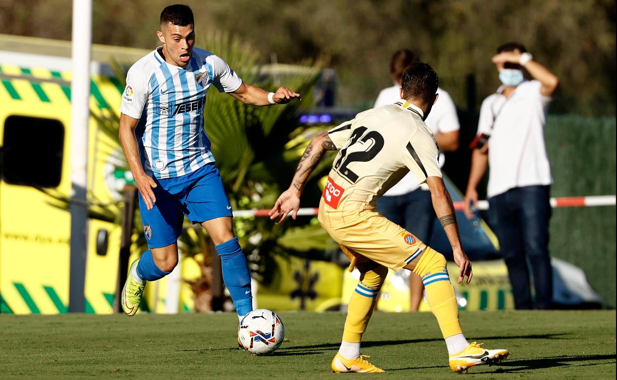El último fichaje del Málaga, Rahmani, encara para intentar regatear a Emabarba en su debut como blanquiazul ayer..