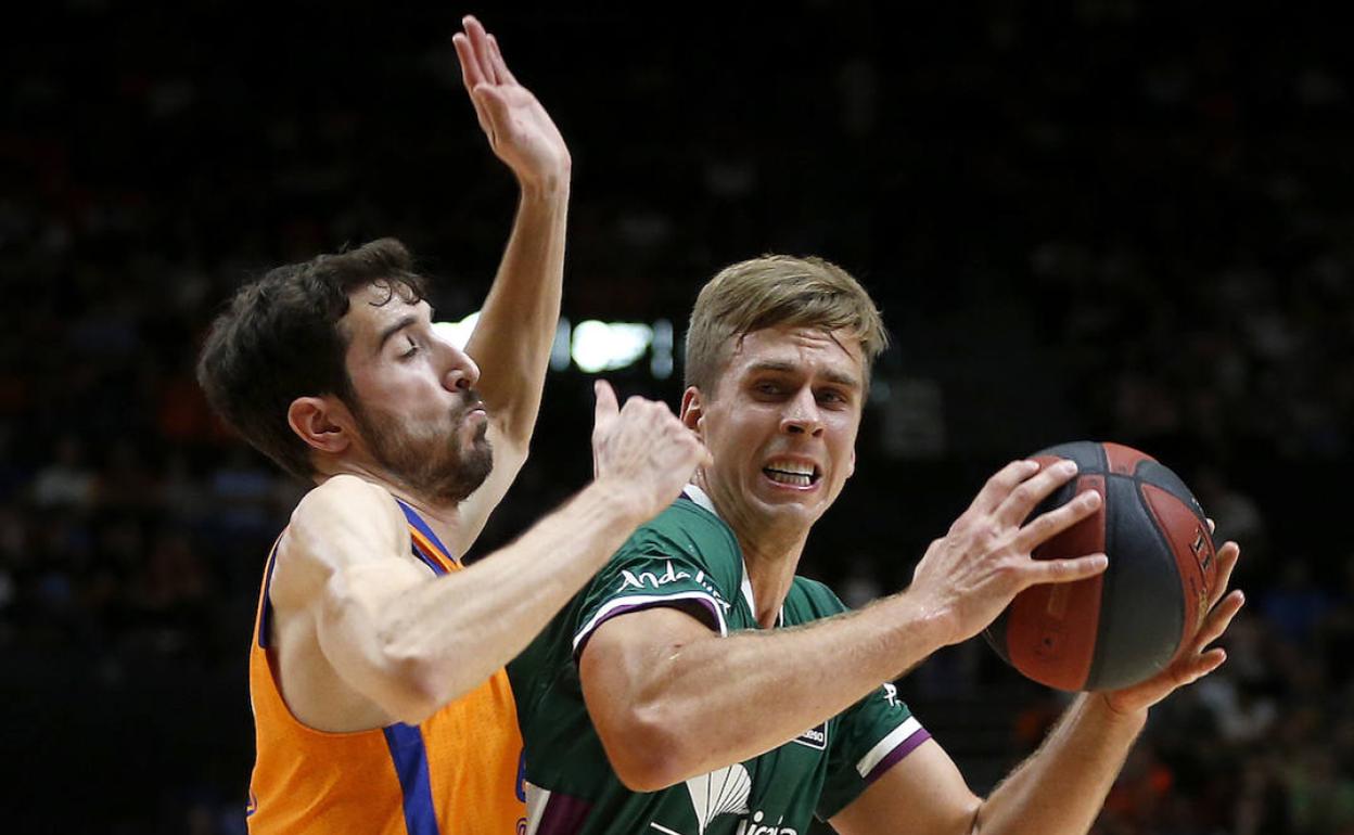 Gerun, defendido por Vives, en un duelo liguero ante el Valencia. 