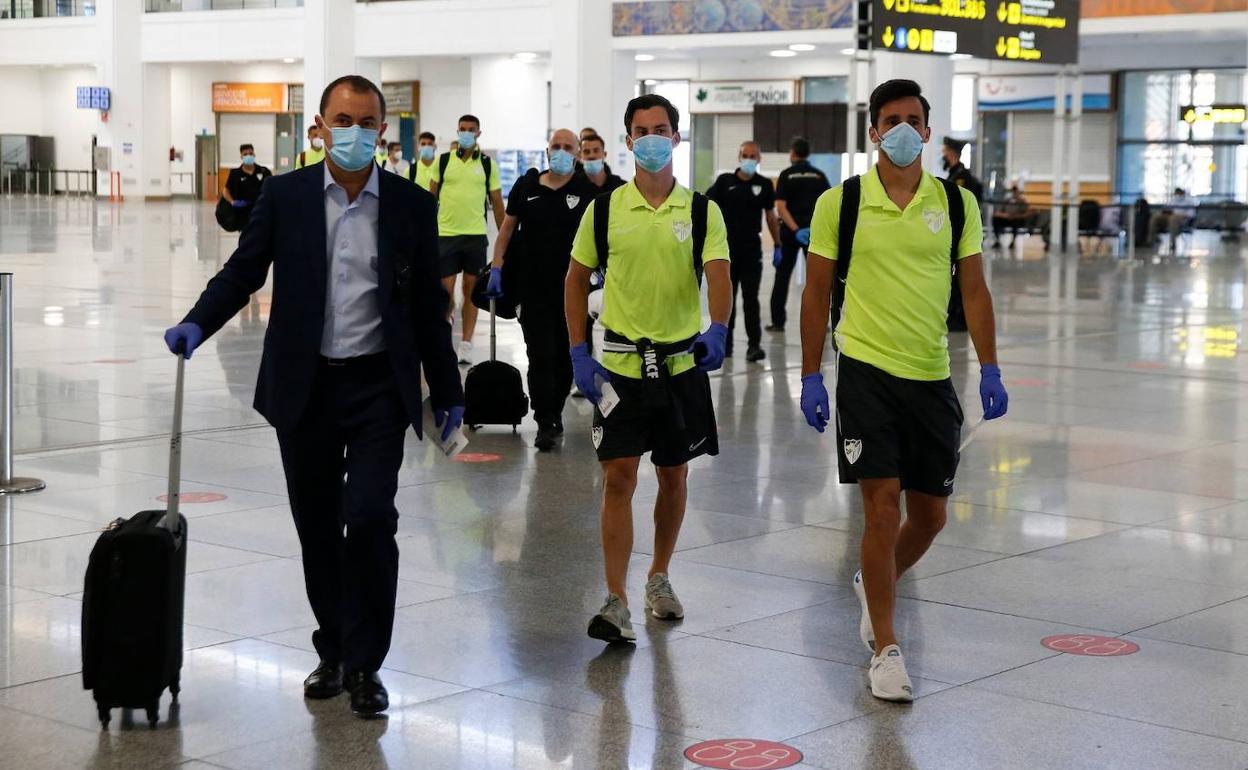 El administrador judicial, José María Muñoz (a la izquierda), junto a los jugadores Juanpi y Juan Carlos, en un desplazamiento de LaLiga en junio.