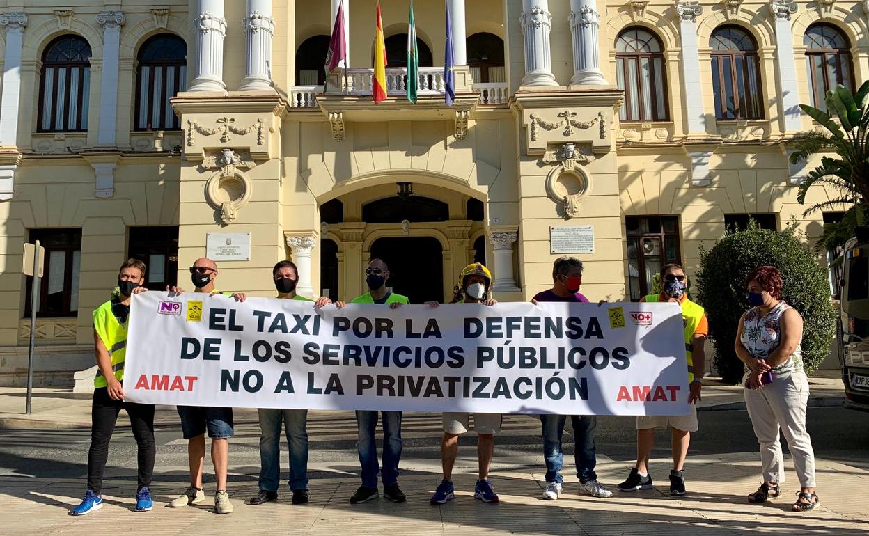 Concentración de taxistas, esta mañana frente al Ayuntamiento de Málaga. 