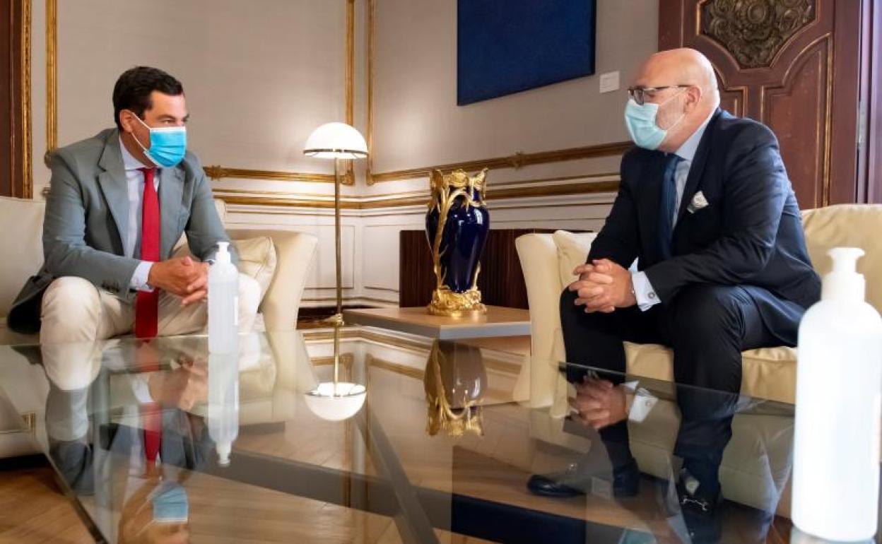 El portavoz parlamentario andaluz de VOX, Alejandro Hernández (d), en la reunión