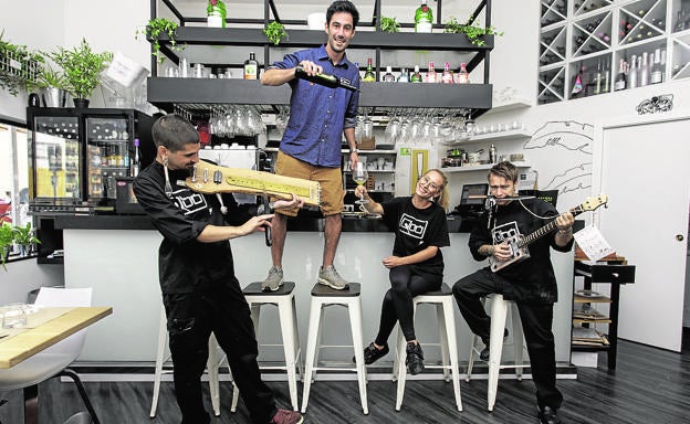 Los propulsores de Qbo posan amablemente en su recinto. 