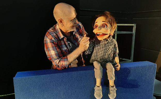 Imagen principal - Arriba, Ángel Calvente con Cris, su nueva creación. Abajo, Pata Teatro en una de sus actuaciones de este verano. Al lado. Fernando Hurtado, que pronto estrena nuevo espectáculo.