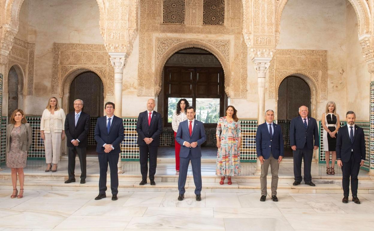 Juanma Moreno y los 11 consejeros del Gobierno andaluz de PP y Cs en la última foto de familia en junio en la Alhambra, con las distancias preceptivas por la pandemia. 