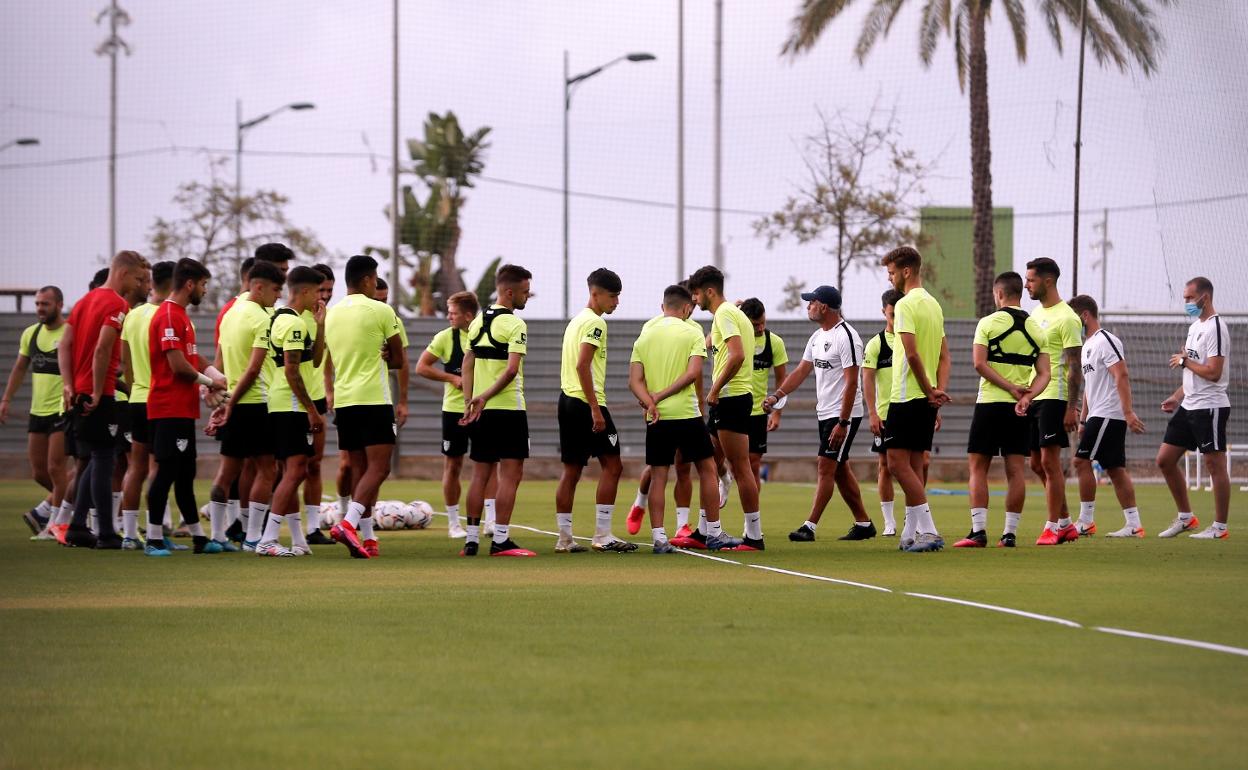 La plantilla del Málaga durante un entrenamiento de hace varias semanas en el campo de la Federación Malagueña.