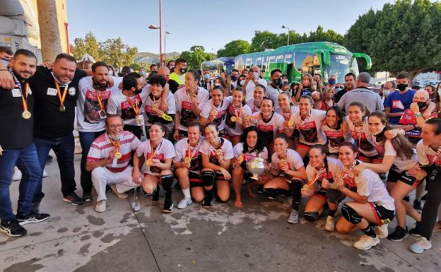 El Rincón Fertilidad celebra su histórica Copa con ovación y baño de champán