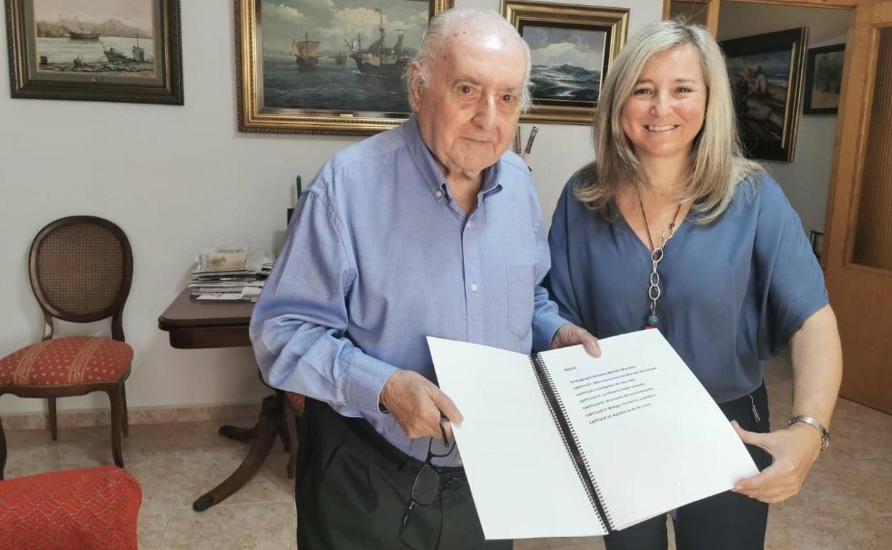 Manuel del Campo y Paula Coronas con el borrador del libro que ahora ve la luz.