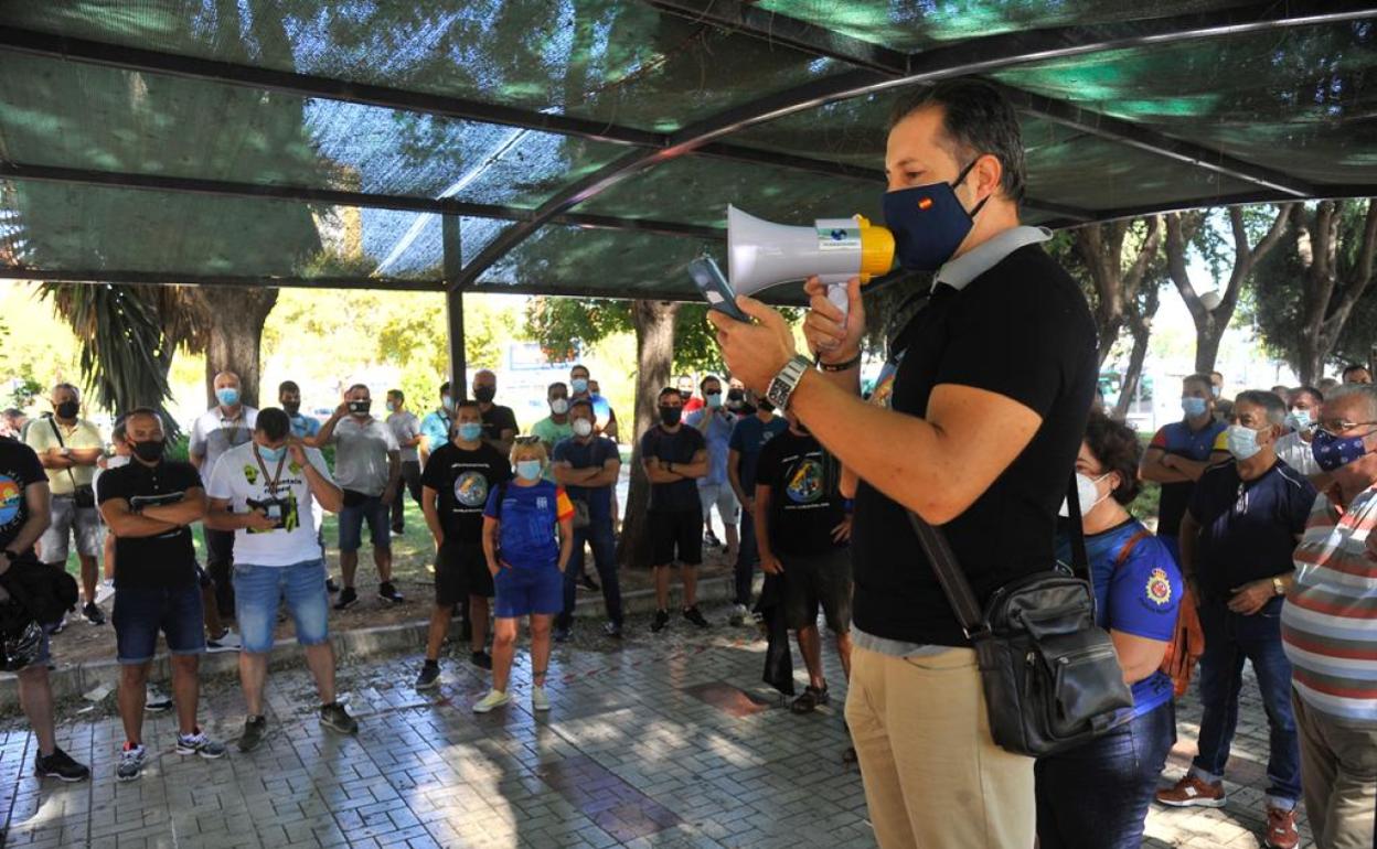 Un momento de la concentración de apoyo al agente herido en Algeciras. 