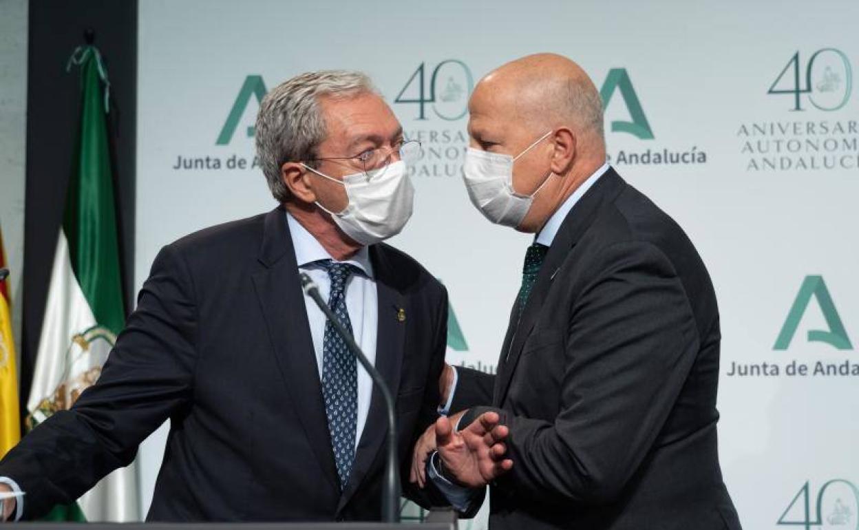 El consejero de Educación y Deporte, Javier Imbroda (d), y el consejero de Transformación Económica, Industria, Conocimiento y Universidades, Rogelio Velasco (i) 