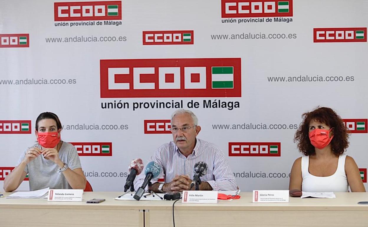 Yolanda Gamero, Félix Martín y Gloria Pérez, en la sede de Comisiones Obreras de Málaga. 