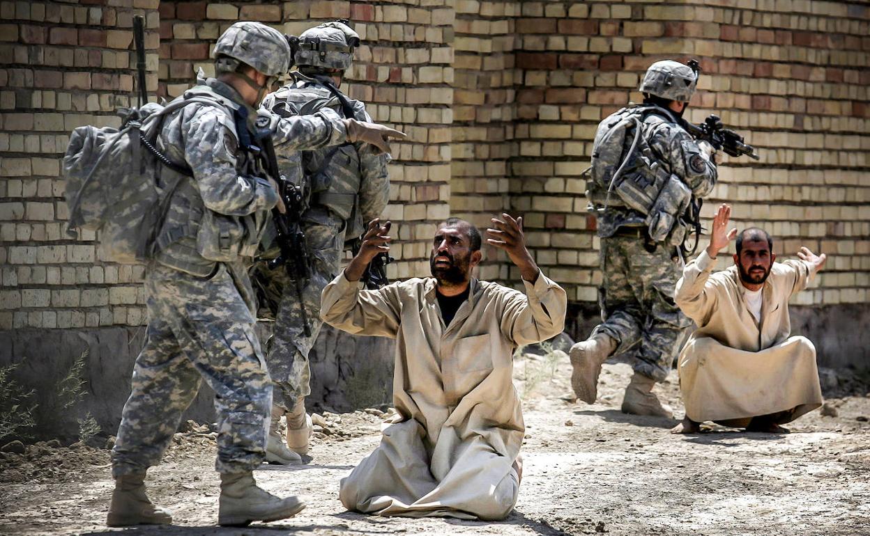 Soldados estadounidenses detienen a dos iraquíes durante una operación realizada en 2007 al sur de Bagdad.