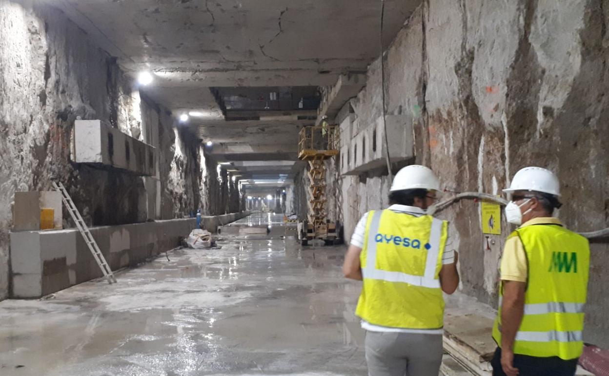 Técnicos inspeccionan las obras del túnel del metro en el Centro de Málaga. 