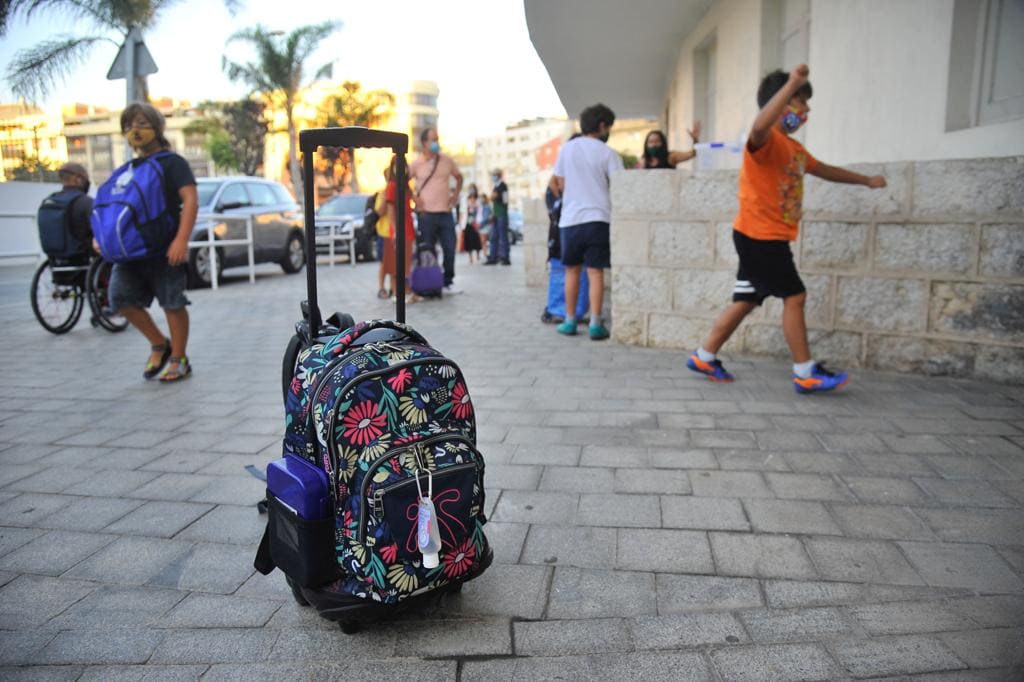 Una mochila a la entrada del colegio García Lorca, en Málaga capital.