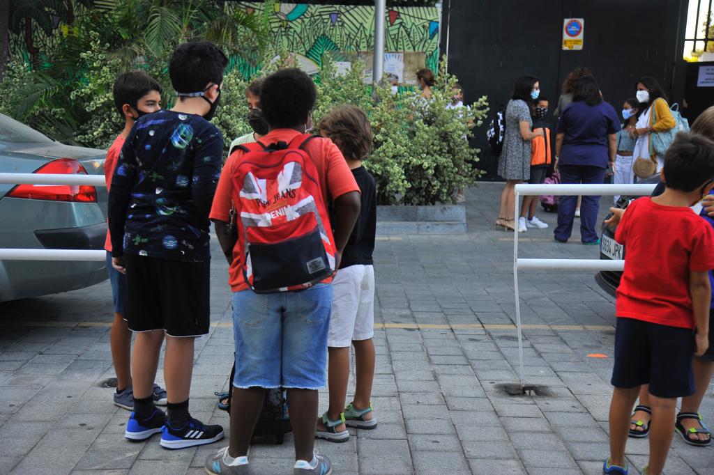 Un grupo de niños se reencuentran a las puertas del colegio García Lorca, en Málaga capital.