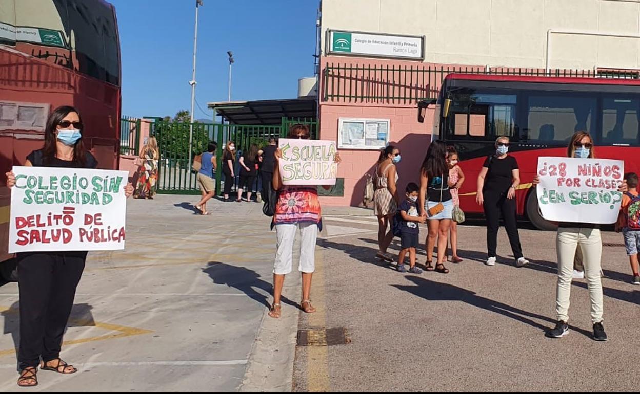 Protestas en Estepona ante la imposibilidad de mantener la distancia de seguridad en las aulas