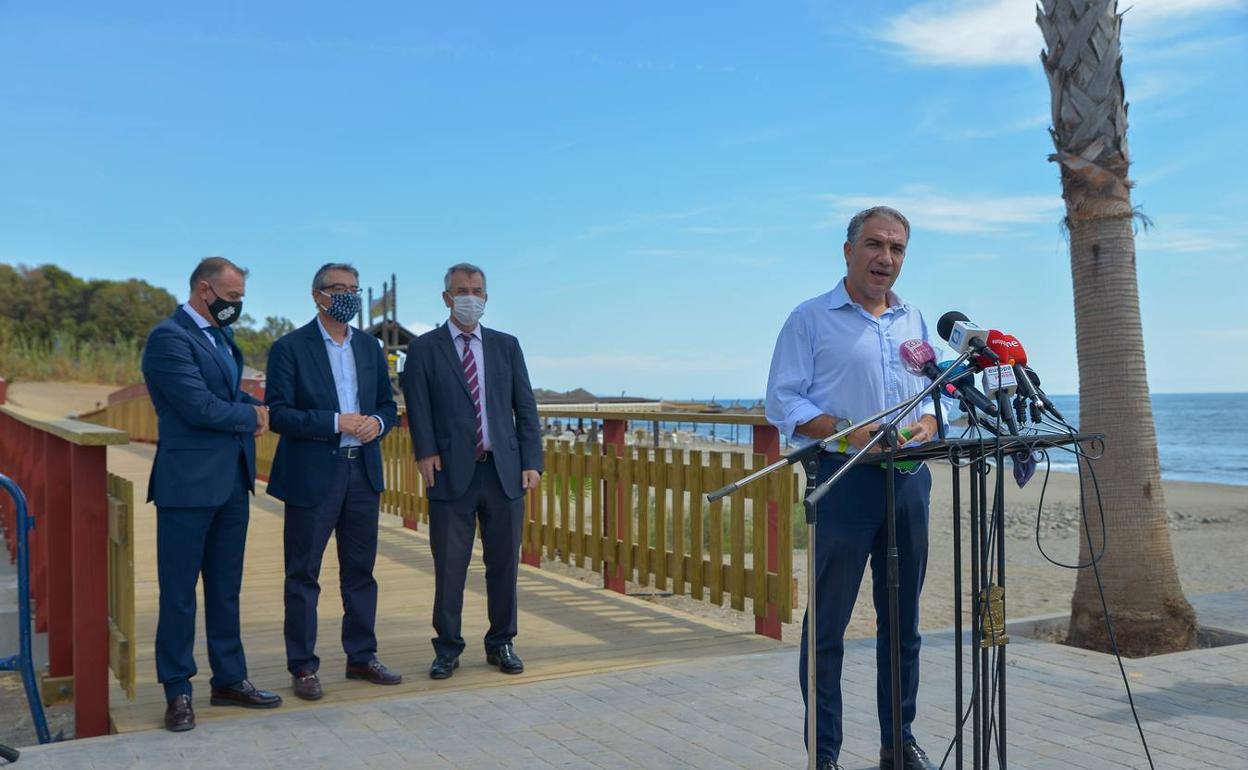 Bendodo, este viernes en Estepona con el presidente de la Mancomunidad, José Mena, el presidente de la Diputación, Francisco Salado, y el alcalde, José María García Urbano. 