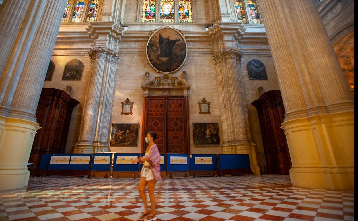 Vista de 'La Exaltación de San Francisco Caracciolo', en la puerta principal de la Catedral