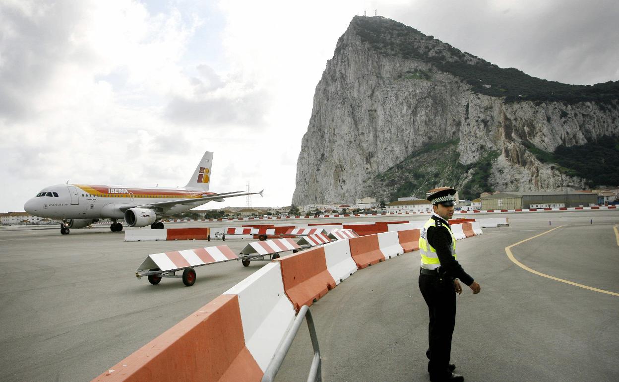 Imagen de El Peñón de Gibraltar con la pista del aeropuerto de la colonia inglesa en primer término.