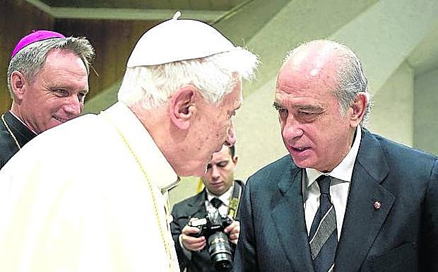 Con Benedicto XVI, en 2013.