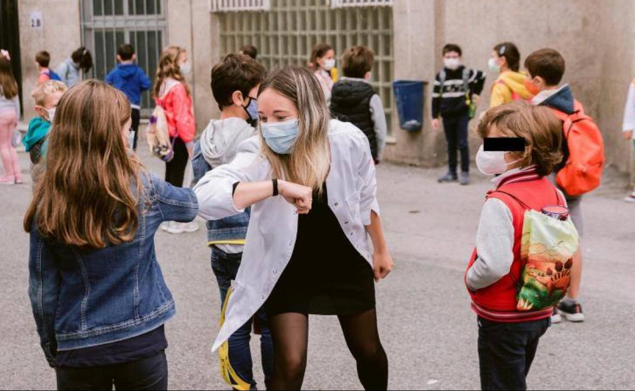 Adiós al saludo con el codo: la OMS recomienda evitarlo y propone llevarse la mano al corazón